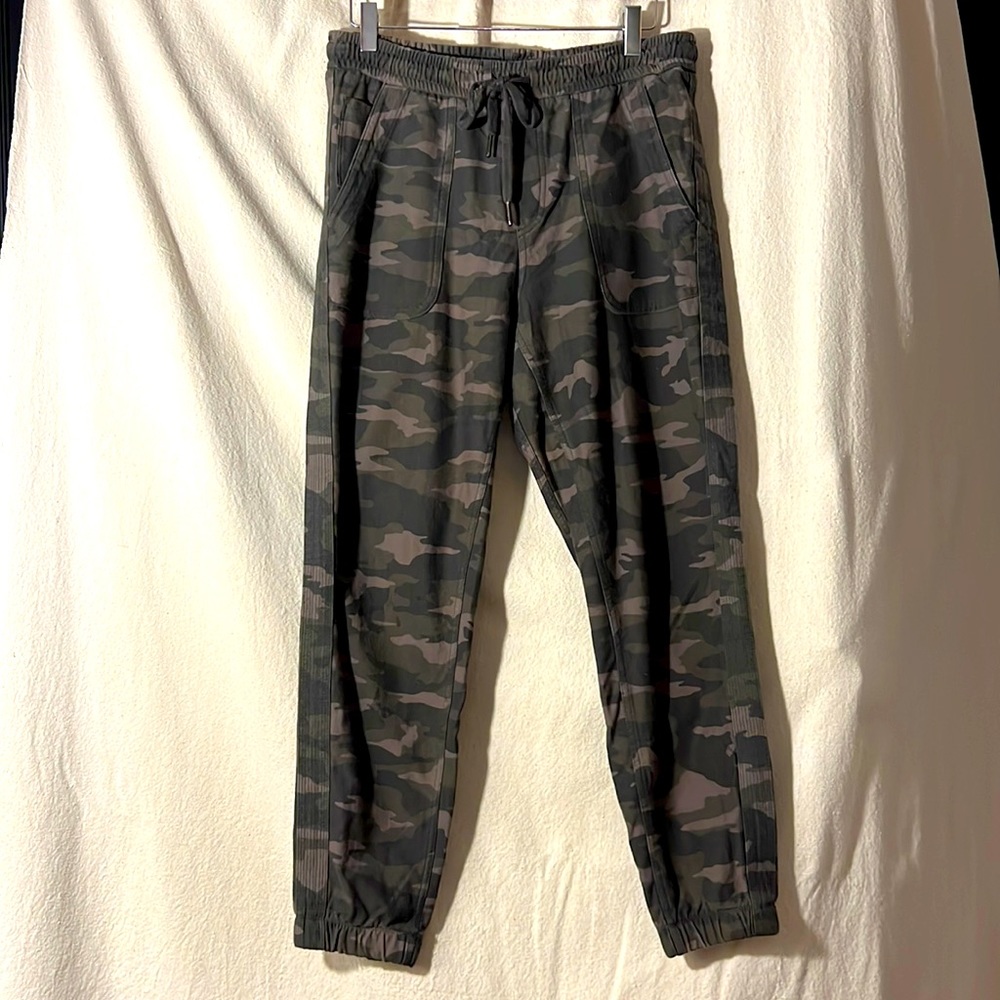 Athlete Farallon camouflage cotton joggers